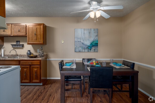 2BD, 1BA - 855SF - Dining Room - Deer Creek Apartments