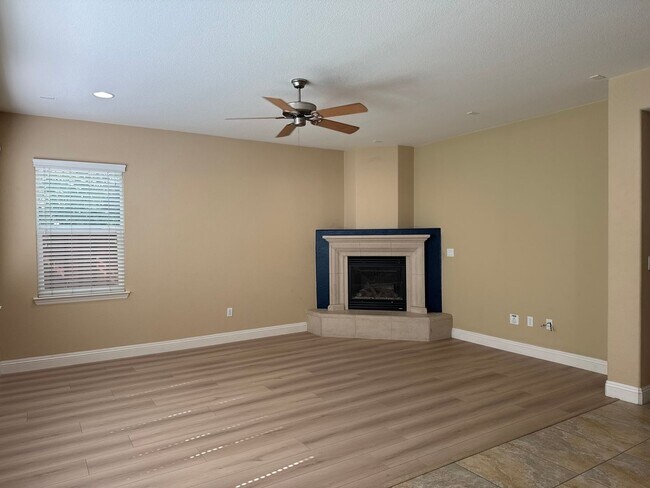 Foto del edificio - STUNNING & SPACIOUS 4 BEDROOM IN W. ROSEVI...