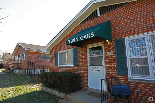 Building Photo - Twin Oaks Apartments