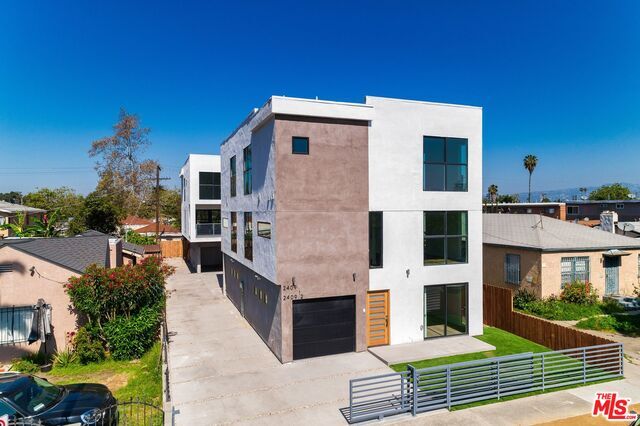 Building Photo - 2411 Carmona Ave