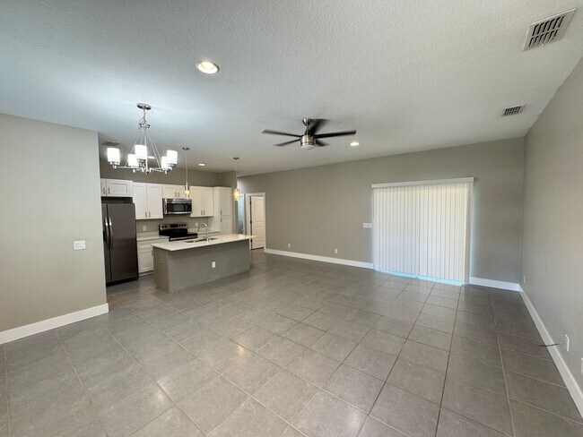 Foto del edificio - $500 OFF OF A MONTH OF RENT! Beautiful 4BD/2BA Home in Poinciana – No HOA Approval Needed! Pets W...
