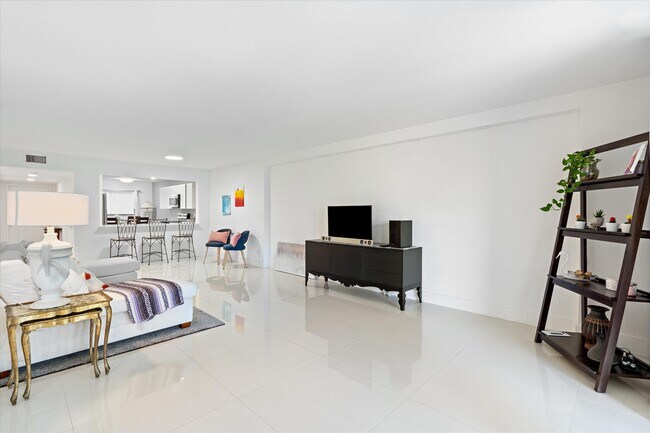 Foto del edificio - 4725 Lucerne Lakes Blvd E