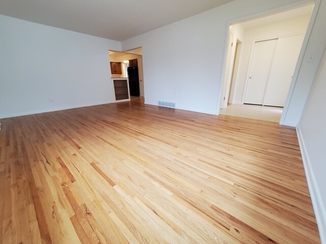 Sala de estar - 2714 S Norton Ave