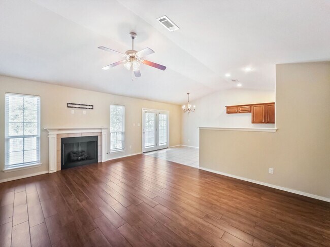 Foto del edificio - * Move-In Special * Beautiful Brick 3 Bed ...