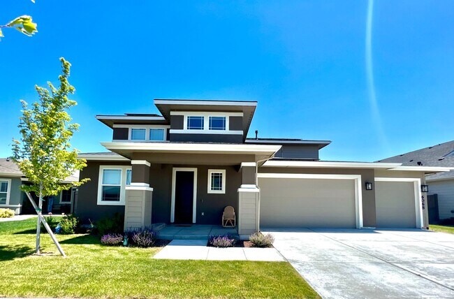 Building Photo - Beautiful 3 year old Custom Home with 2722...