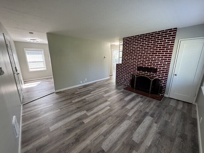 Building Photo - Beautifully Renovated 2 Bedroom House With...