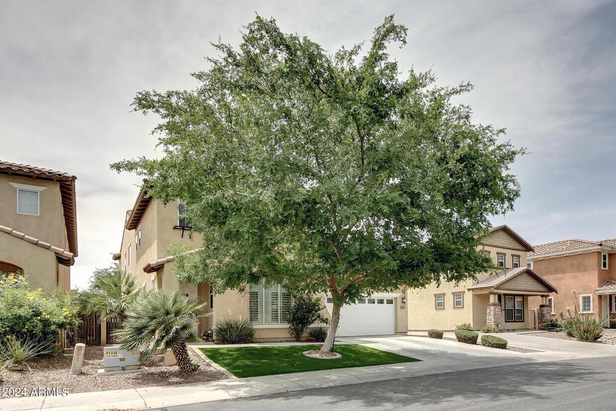 Primary Photo - 1120 N Crosscreek Dr