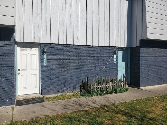 Building Photo - 302 Carmen Ct