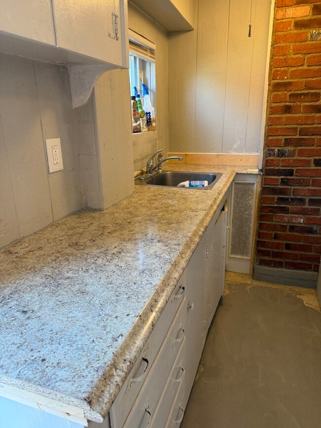 Building Photo - 335 Cabot St