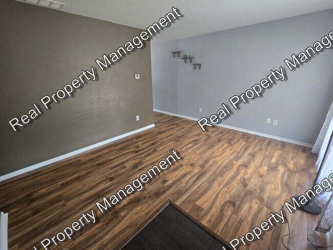 Foto del edificio - Three Bedroom Ranch
