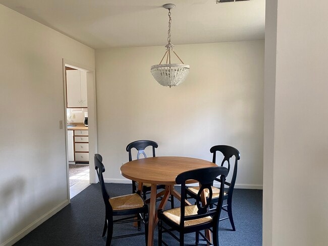 Foto del edificio - 1102A Grove St