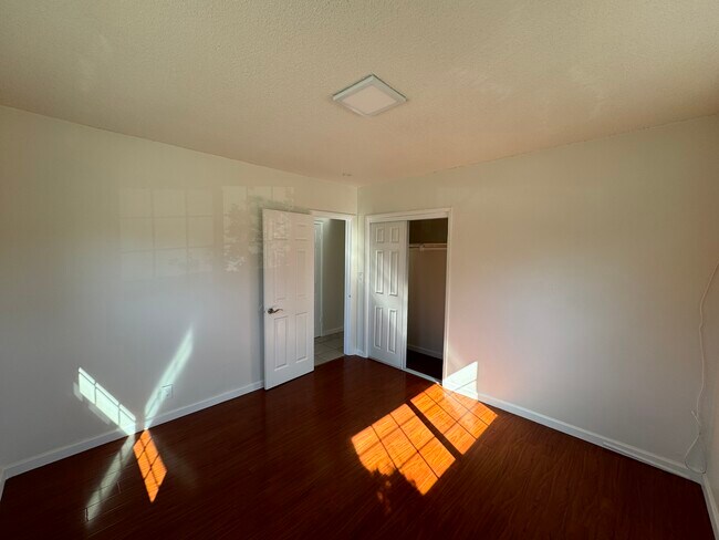 Foto del edificio - 831 W Walnut Ave