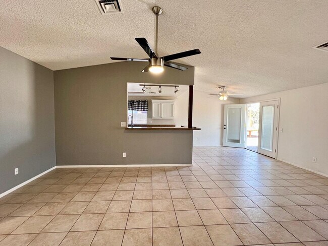 Foto del edificio - 4427 N 102nd Dr