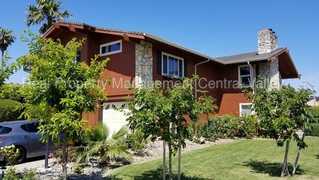 Building Photo - Stockton Wonderful Large 5 Bedroom Home