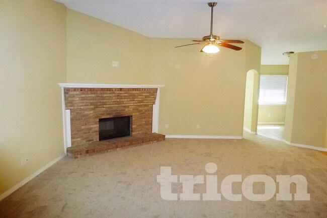 Foto del edificio - 3728 Mandarin Woods Dr N