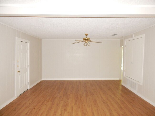 Building Photo - Beautifully Updated 2 Bedroom, 1 Bath Home