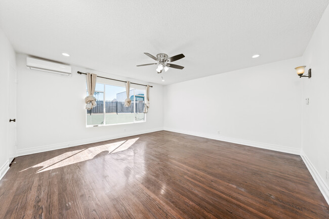 Foto del edificio - 612 N Sycamore Ave