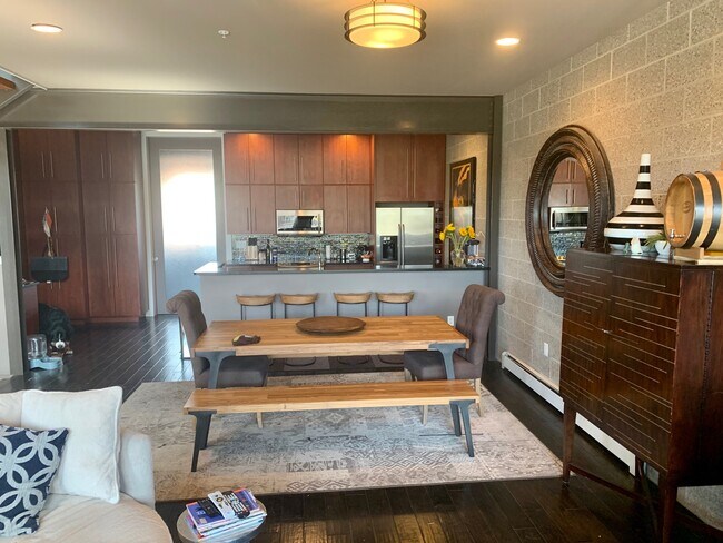 Sala de estar y cocina en la planta principal - 11853 Bradburn Blvd