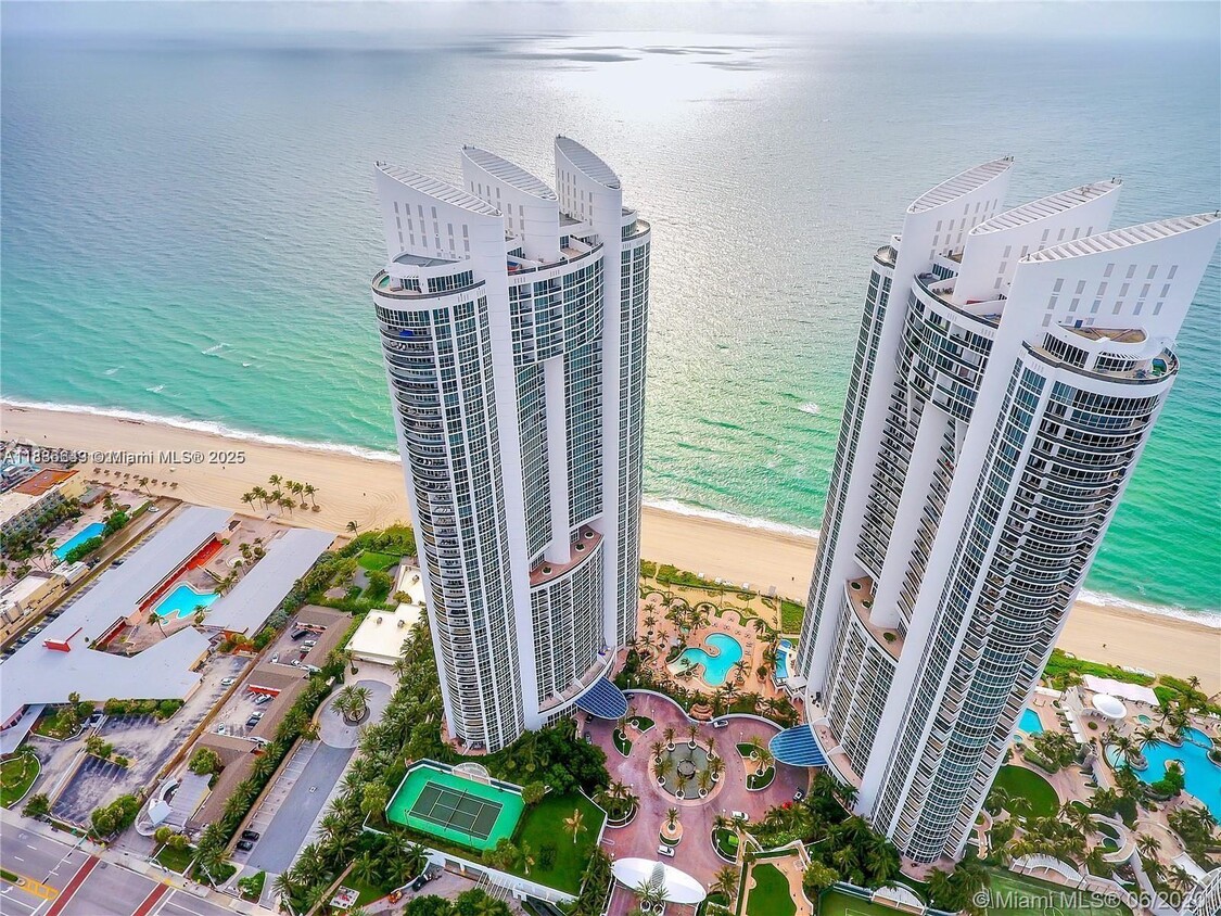 Foto principal - 18201 Collins Ave
