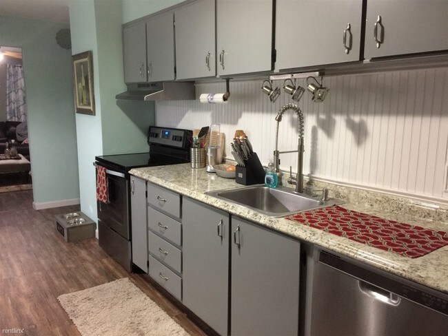 Building Photo - 3 br, 1 bath House - 21 Burbank BLVD