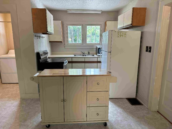 Building Photo - 4 1/2 Trotter Pl