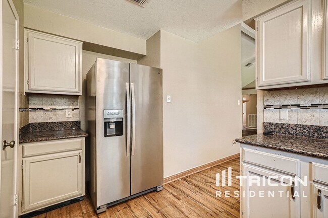 Foto del edificio - 2824 Sugar Wood Dr