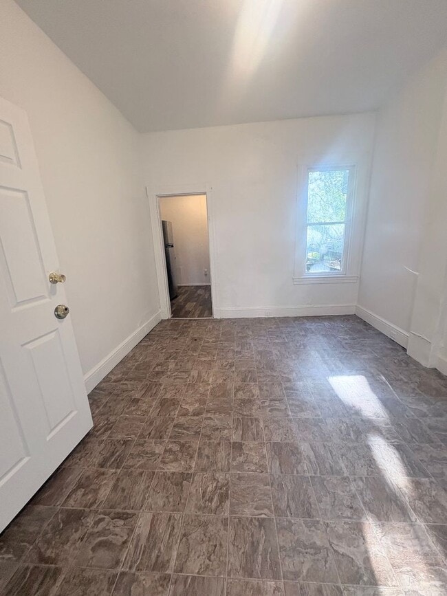 Building Photo - 1 Bedroom Apt Located in the York City