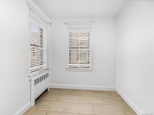 Foto del edificio - 445 W 240th St