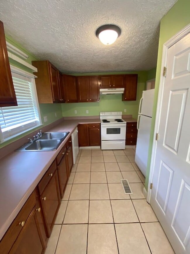Building Photo - 2 Bedroom 1 Bath House with fenced yard an...