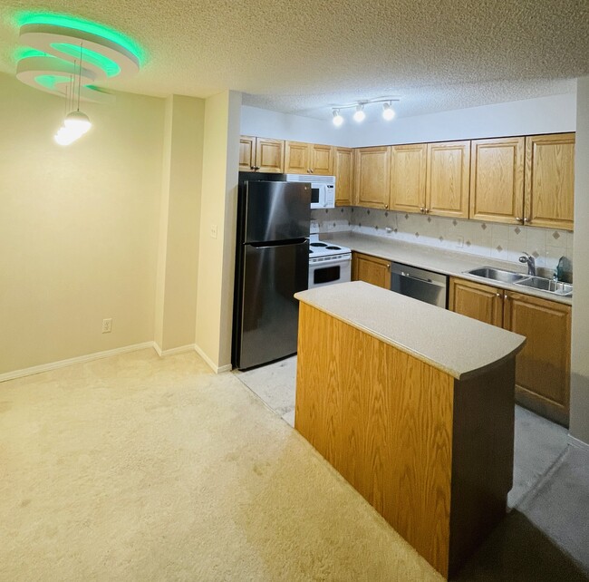 Building Photo - 1111 6 Av SW