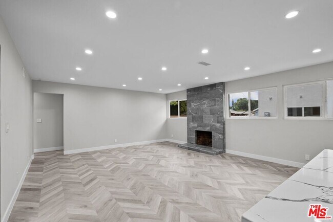 Building Photo - 22710 Saticoy St