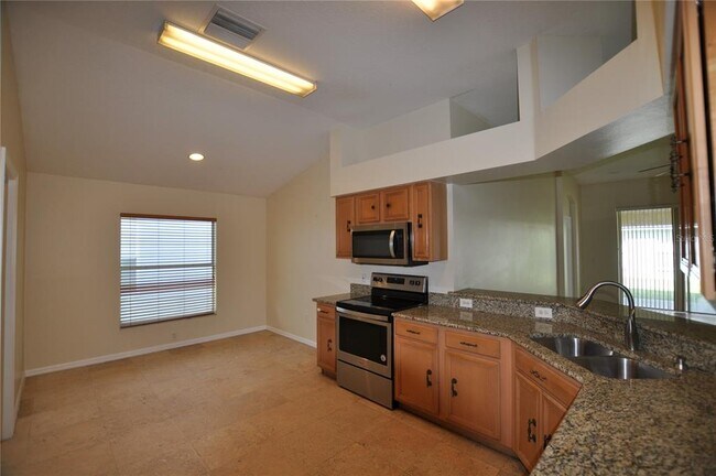 Building Photo - 613 Straw Lake Dr