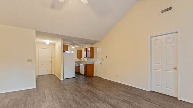 Building Photo - "Cozy 3-Bedroom Fayetteville Home with Mod...