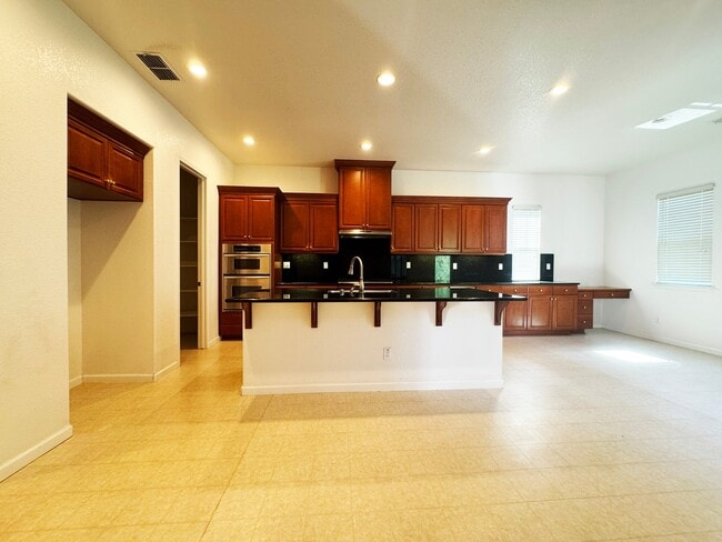 Foto del edificio - 620 W Privado Way