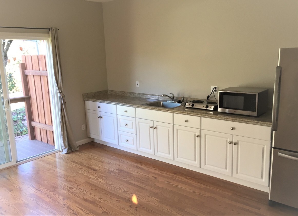 Kitchen - 937 Askov Pl