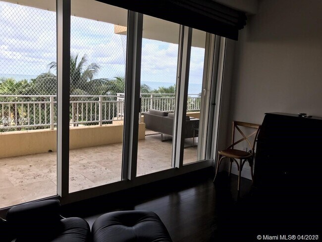Foto del edificio - 799 Crandon Blvd