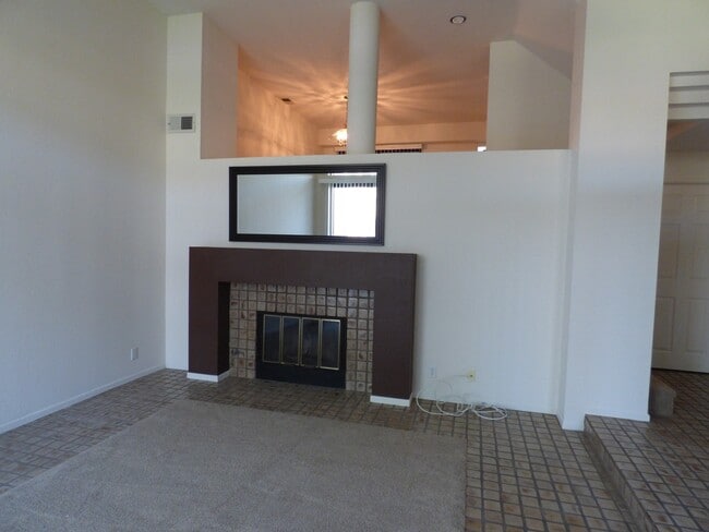 Building Photo - Bright, spacious townhouse located in UTC area, convenient to shopping and public transportation.