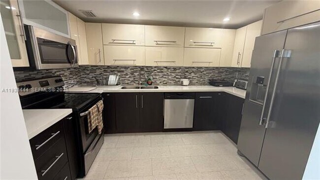 Foto del edificio - 100 Bayview Dr