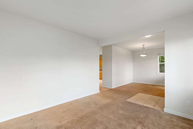 Foto del edificio - Enjoy this immaculate home in a park-like setting showcasing the beauty of the Issaquah Highland ...
