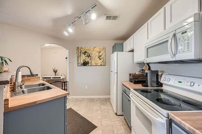 Foto del edificio - 1 bed 1 bath w/ near DIA! $500 MOVE IN SPECIAL