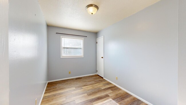 Building Photo - Available Now! 3 Bedroom Duplex, Quiet Nei...