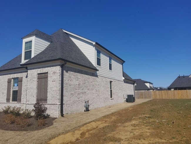 Building Photo - 35 Hillside Dr