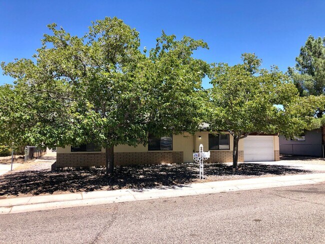 Foto del edificio - Cute 3 Bedroom Home near Hualapai Mt. School.