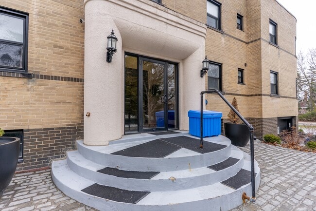 Photo du bâtiment - 8-8 Wellington St W