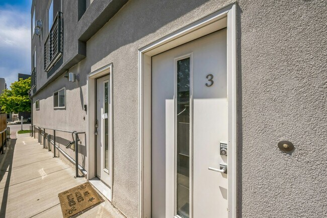 Foto del edificio - 4922 Lowell Blvd