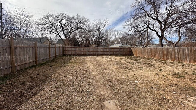 Building Photo - $850 - 1 bed 1 bath - Beautiful newly renovated Multi-family home located in Delano