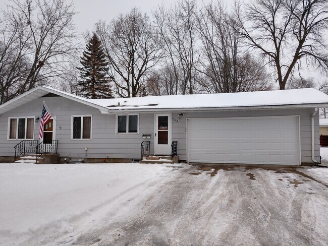 Building Photo - Neat and Clean 3 bedroom Duplex
