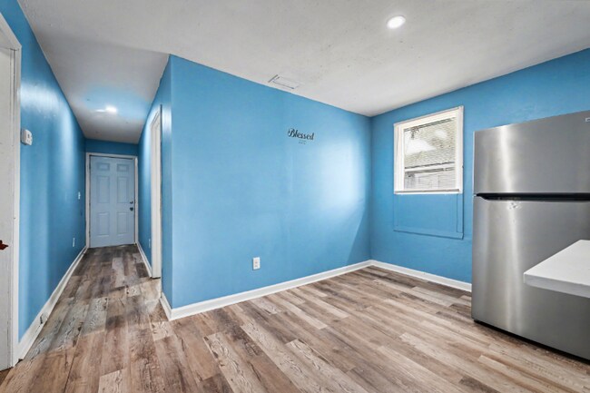 Building Photo - 250 Vernis Ave