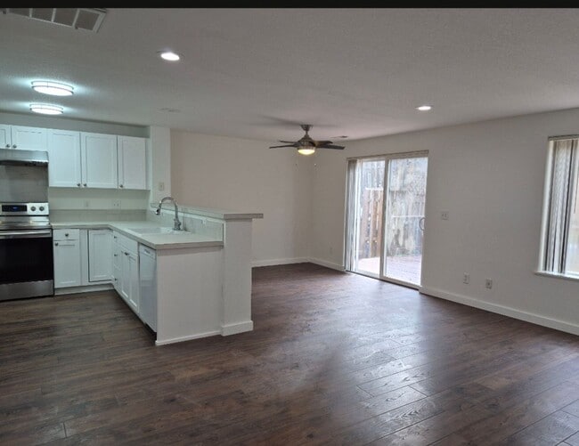 Foto del edificio - 3 bedroom - Move In Ready !!