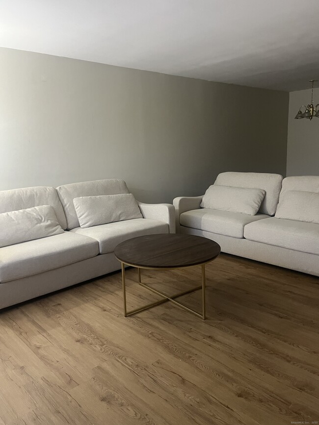 Foto del edificio - 244 High Path Rd